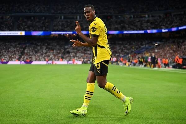 Jamie Bynoe-Gittens of Borussia Dortmund celebrates scoring a goal.