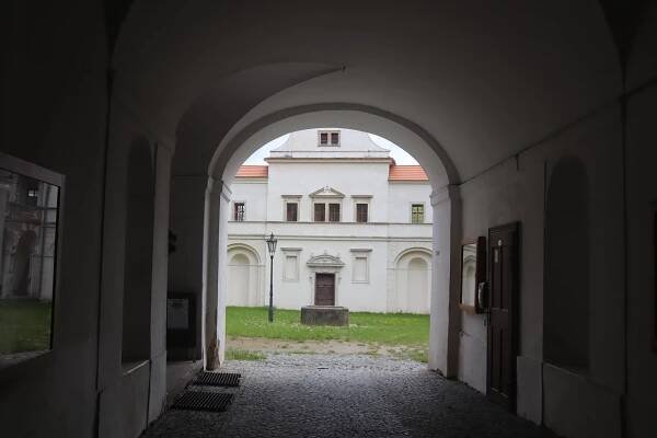 OBRAZEM: Bělá pod Bezdězem má krásný zámek. Za jeho zdmi sídlí muzeum