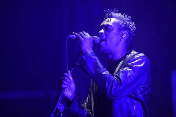 Recenze: Massive Attack stále patří do světové extraligy. Z jejich setu na Rock for People mrazilo