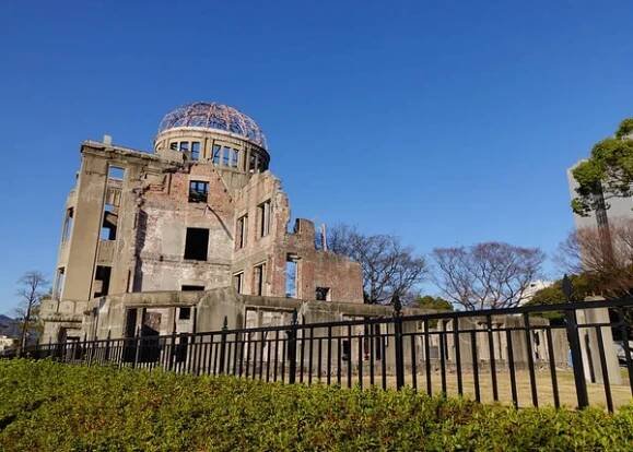 Atomový dóm (Genbaku) v Hirošimě v Japonsku. To bylo jediné struktury zůstaly stát v oblasti, kde první atomová bomba vybuchla na 6 srpna 1945. — Stock obrázek