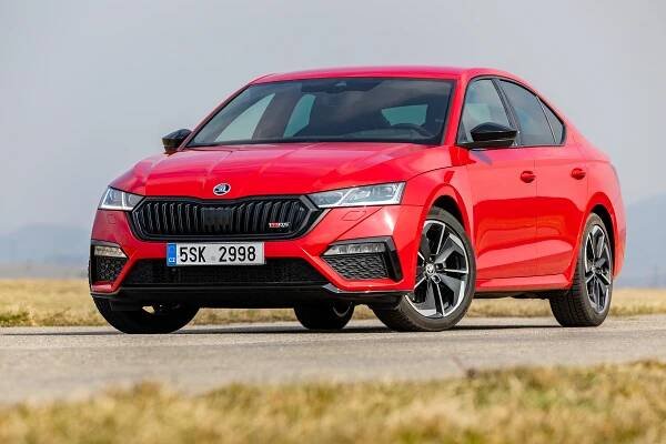 Je Octavia RS sportovní auto? Záleží na optice, kterou se na ni díváte. Ale je taky dobré auto? Rozhodně ano!
