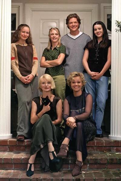 Michelle Beaudoin (Jenny Kelley), Melissa Joan Hart (Sabrina J. Spellman), Nate Richert (Harvey Dwight Kinkle), Jenna Leigh Green (Libby Chessler); bottom row: Beth Broderick (Zelda Spellman), Caroline Rhea (Hilda Antoinette Spellman)