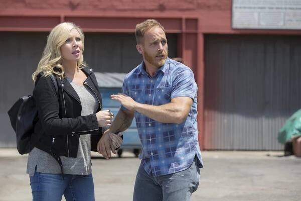 Grace a Frankie - Podlaha - Z filmu - June Diane Raphael, Ethan Embry
