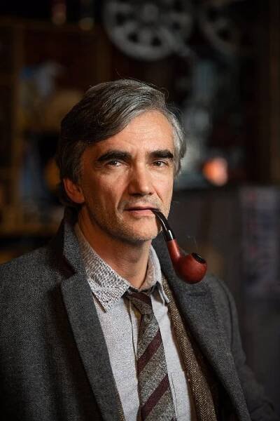FOTO: Martin Myšička jako univerzitní profesor kapitán Karel Fait v seriálu Boží mlýny. – stránka 26