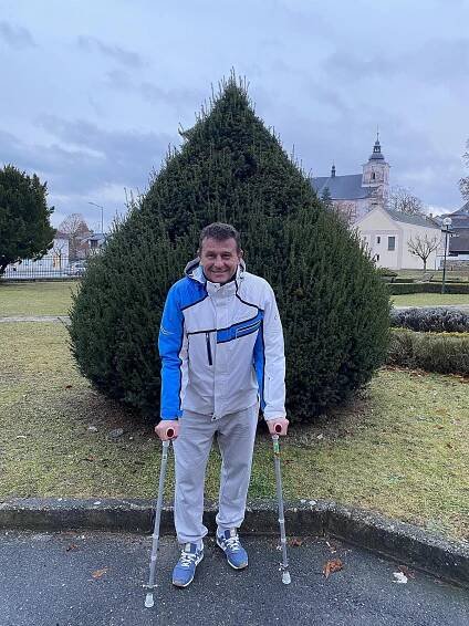 Šest hodin po výměně kyčlí jsem stál na nohou, kamarád mi nevěřil, říká muž