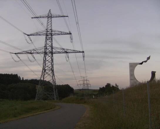 Elektrické vedení o napětí 380 kV nedaleko Waidhausu, první stožár je v Německu, zbylé jsou již na území ČR