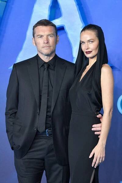 Hlavní Avatar Sam Worthington jako by nezestárnul ani o den: Na premiéru ho doprovodila nádherná manželka