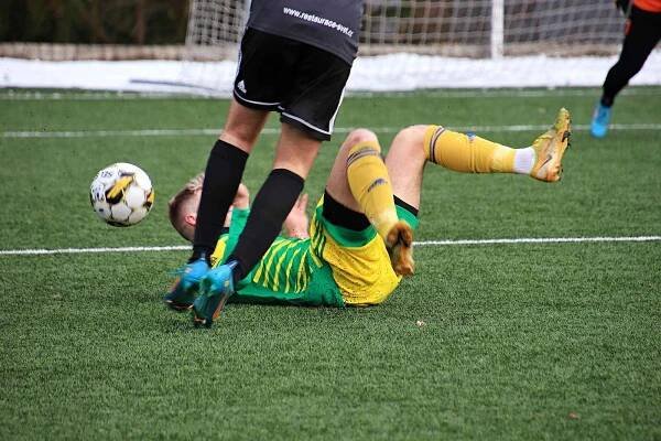 Fotbalisté Třebětic (v zelenožlutém) v závěrečném přípravném utkání před začátkem jarní části sezony v I. A třídě vyhráli vysoko 7:0 na půdě Třeště.