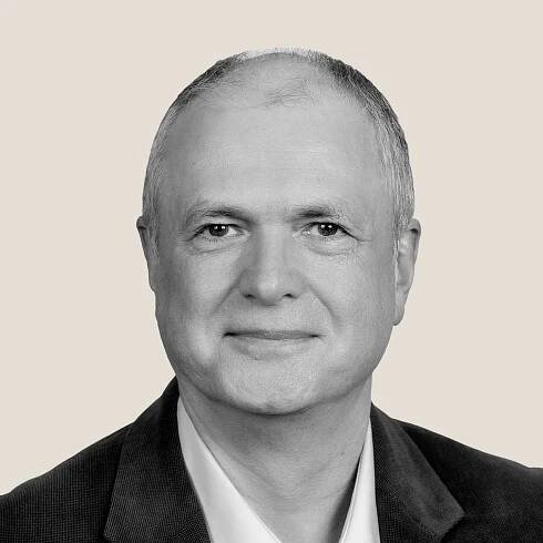 Thomas Lippmann ist 59 Jahre alt •  geschieden •  Diplomlehrer für Mathematik und Physik  •  Landesvorsitzender der Gewerkschaft Erziehung und Wissenschaft •  Landtagsabgeordneter  •  singt im Chor und ist Triathlet