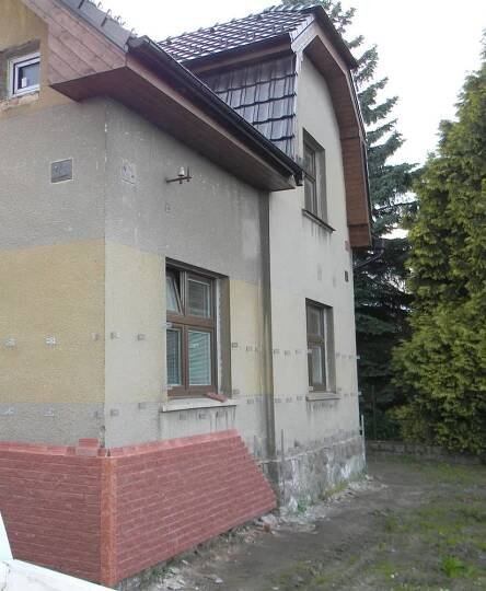 Montáž začíná instalací kotevních úhelníků a konstrukce pro podezdívku, která byla navržena z hliníkových profilů. Na konstrukci je postupně kotven fasádní obklad Lifebrick® standard.