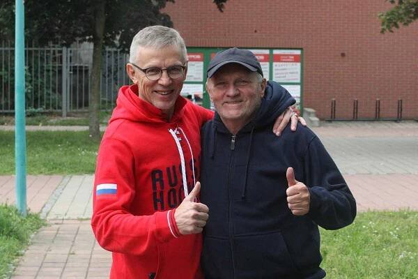 Hráčský agent Jaroslav Zídek (vpravo) s hvězdným Igorem Larionovem v Hodoníně.