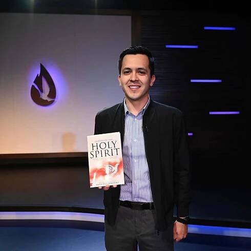 David Diga Hernandez Net Worth, Wife, Books And Biography 1