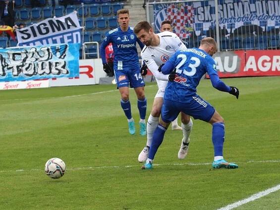 Fotbalisté Slovácka (bílé dresy) se ve 27. kole FORTUNA:LIGY utkali se Sigmou Olomouc.