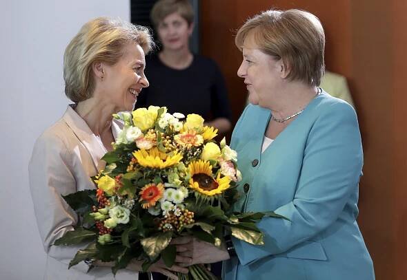 Ursula von der Leyenová a Angela Merkelová | iROZHLAS - spolehlivé zprávy