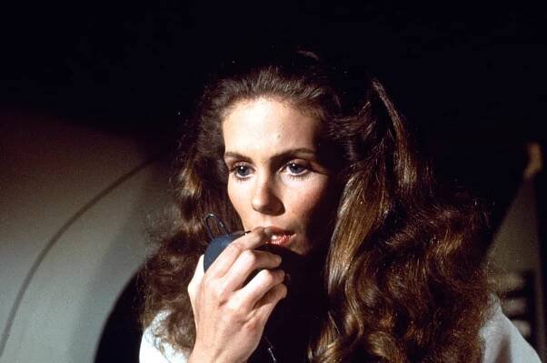 Julie Hagerty in Pripoutejte se, prosím! (1980)