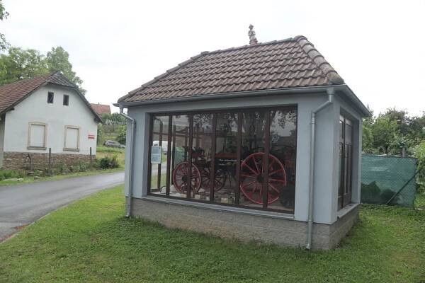 Památník hasičského vozu v Kralicích nad Oslavou | Drobné památky 