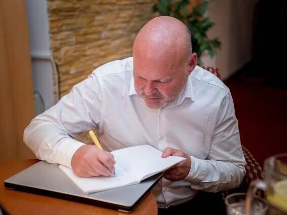 Třicátým hostem zručského pořadu Křeslo pro hosta byl věhlasný fyzioterapeut