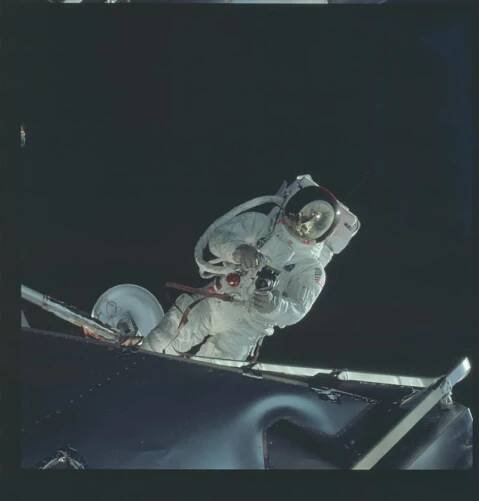 Apollo 9 vyzkous╠îelo poprve╠ü pilotovany╠ü let luna╠ürni╠üho modulu, do ne╠îhoz╠î bylo nutne╠ü zkus╠îebne╠î pr╠îestoupit a vs╠îe otestovat na obe╠îz╠îne╠ü dra╠üze Zeme╠î.jpg