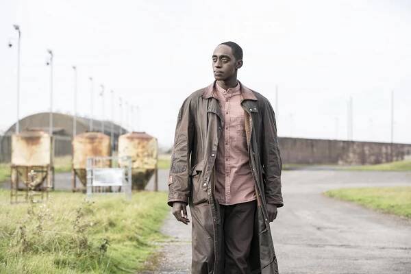 Humans - Epizoda 4 - Z filmu - Ivanno Jeremiah