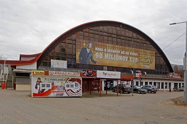 FOTO: Začína sa historicky najrozsiahlejšia rekonštrukcia zimného štadióna