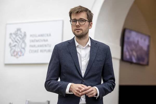 FOTO: Šéf pirátských poslanců Jakub Michálek byl straníky odvolán ze širšího vedení Pirátů. – stránka 1