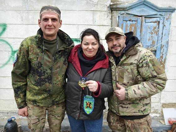 Šije šaty pro české celebrity a vozí pomoc na Ukrajinu. Její odvahu ocenil i prezident