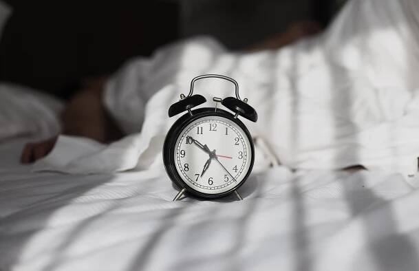 Signs & Effects of Oversleeping: When to Be Concerned - Navien Mate - Heated Mattress Pad | Thermal Blanket for Bed
