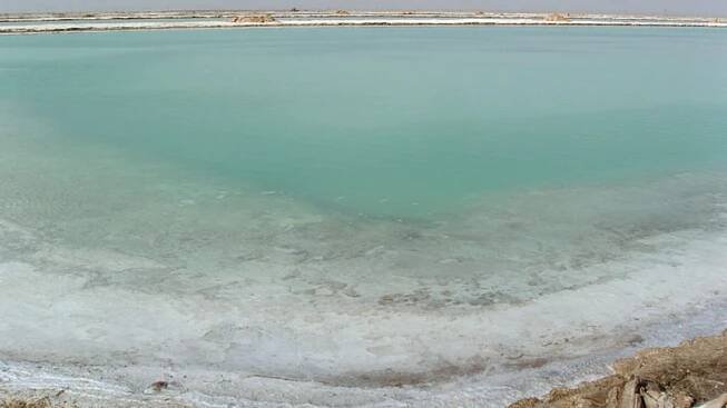 Solné jezero uprostřed puště v Číně