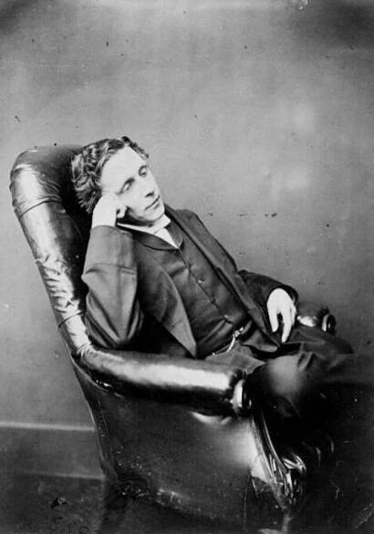 Charles Lutwidge Dodgson byl známý pod pseudonymem Lewis Carroll.