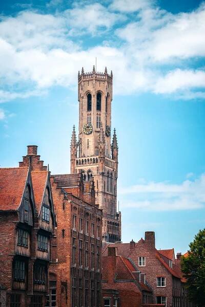 bezplatná Úžasný výhled na středověkou zvonici v Bruggách v Belgii s historickými cihlovými budovami. Základová fotografie