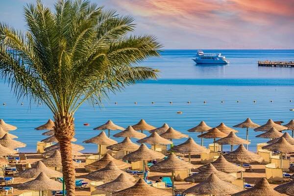Relaxace na pláži ráj - Chaise salonek a slunečníky - cestování destinace Hurghada, Egypt — Stock obrázek