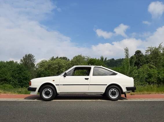 Škoda Rapid 136: Kopec zvládá bez potupného podřazování, lidé se za ní stále otáčí a pořád tu a tam nejde nastartovat