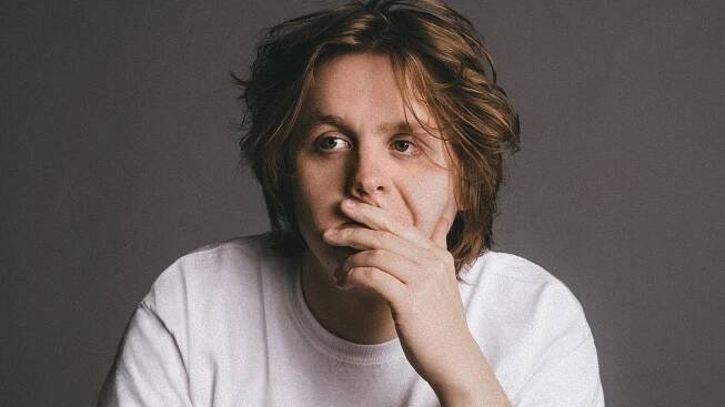 Vtipná popová hvězda Lewis Capaldi v O2 areně. Získejte vstupenky zdarma