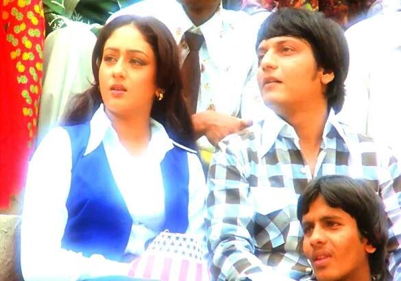 Bindiya Goswami and Amol Palekar in Gol Maal (1979)
