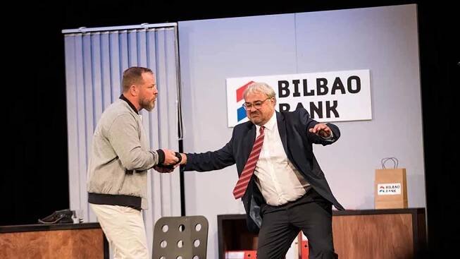 Filip Blažek a Martin Zounar v nové komedii Úvěr. Uvidíte v Divadle Metro