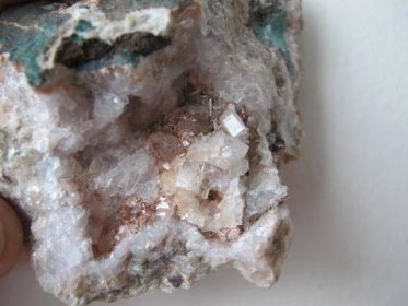 Heulandit, ametyst Votrubcův lom, Kozákov - Minerály a zkameněliny