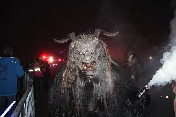 Krampusové naháněli hrůzu ve Vyšším Brodě. Výtěžek akce putoval na dobrou věc