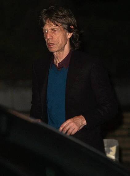 FOTO: Zdrcený Mick Jagger krátce poté, co se dozvěděl o smrti své přítelkyně