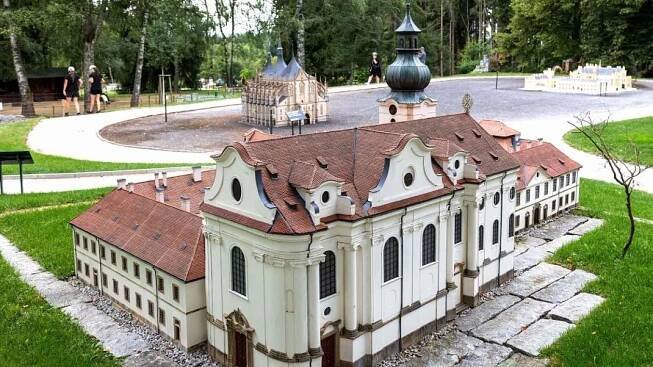 Čtenáři výletují: Park Boheminium v Mariánských Lázních aneb 75 zmenšenin