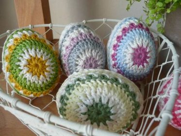 Made by Deni - HÁČKOVANÉ VAJÍČKA - NÁVOD Holiday Crochet Patterns, Crochet Ideas, Easter Crochet, Chicken Eggs, Egg Decorating, Needlework, Knitted Hats, Crochet Earrings, Blanket