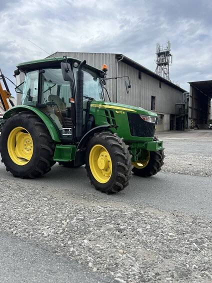 Kolový traktor John Deere 5075E | STROM PRAHA a.s. 