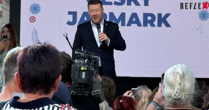 Jarmark SPD: Půl hodiny nenávisti k Ukrajincům, levné pivo i klobásy a Okamura počítal lidem zuby
