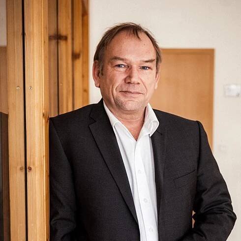 DR. STEFAN DEGENHARDT
