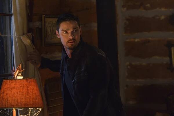 Kráska a zvíře - Útěk - Z filmu - Jay Ryan