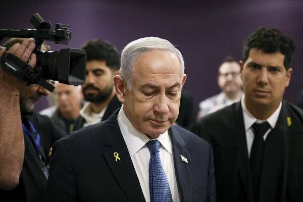 Benjamina Netanjahua hned tak něco nezdrtí. Jak dlouho se polarizující politik ještě udrží u moci?