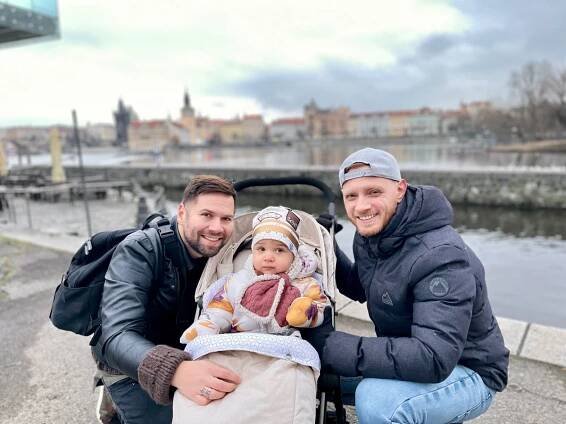 Nálepku od státu nepotřebujeme. Chceme být rovnoprávnými rodiči, říkají dva tátové
