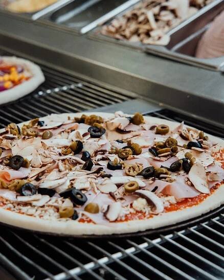 Jedna nebo dvě pizzy dle výběru z Pizza Bombastica: sýrová, šunková i pálivá s jalapeños