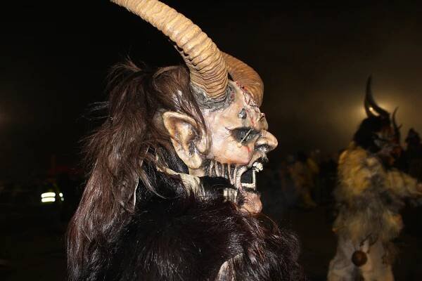 VIDEO: Do Ostravy dorazili děsiví Krampus čerti. Někdy se sápali i lidé na ně