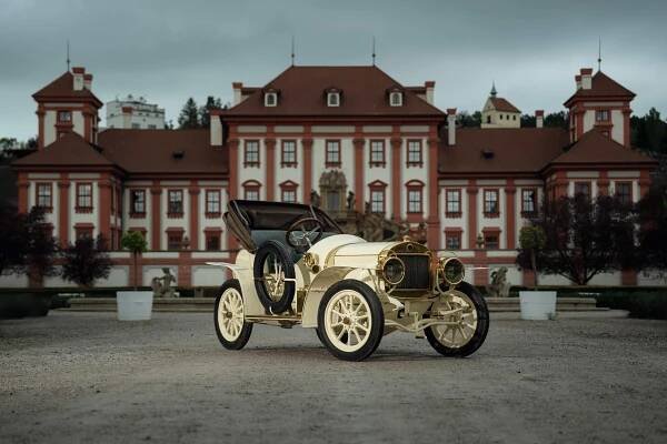 Škoda ukázala výroční hodinky inspirované veteránem, přijdou na 130 tisíc i půl milionu