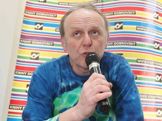Divadelní a filmový herec, performer, režisér a improvizátor Jaroslav Dušek představil v pátek v Brně svoji nejnovější knihu Tvarytmy.